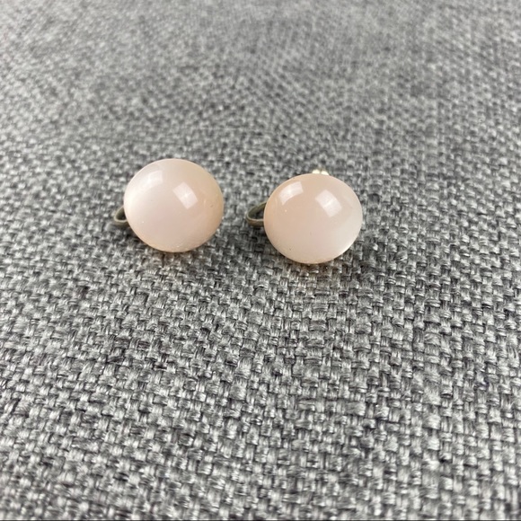 Vintage Light Pink Cats Eye Screw Back Earrings - Picture 4 of 6